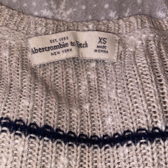 Abercrombie & Fitch sweater - Picture 2 of 3